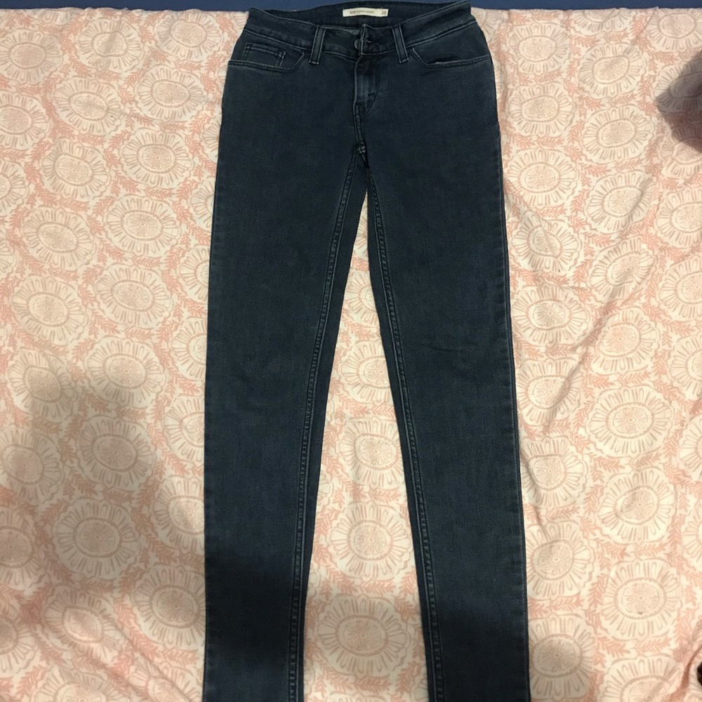 Very cute dark denim Levi’s jeans !